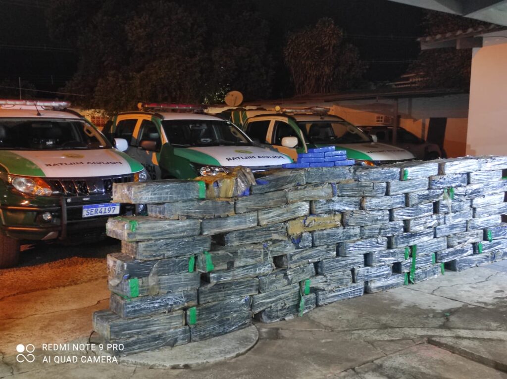 1f767349-0566-4e37-9d40-296fafdd7aeb-1024x766 Mais de uma tonelada de maconha é apreendida em operação da PM Ambiental em Icaraíma