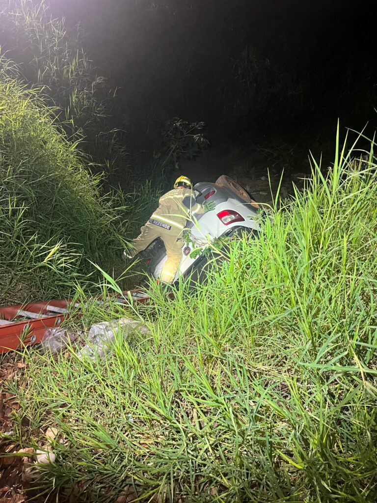 WhatsApp-Image-2026-01-14-at-06.30.20-768x1024 Capotamento mobiliza equipes de resgate durante a madrugada em Umuarama